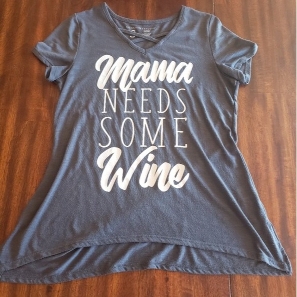 🔥4/$15🔥 Womens Small Grapic Print Mama Needs some Wine High low Tunic T-shirt